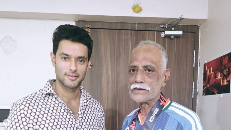 Shivam Dube with his father (Instagram)