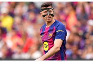 Robert Lewandowski discusses Barcelona future amid growing contract talks SportsTak