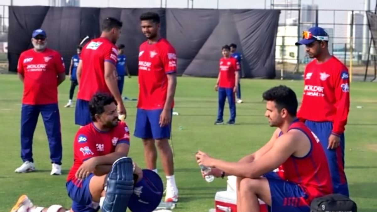 Arjun Tendulkar having chat with LSG teammates (X)