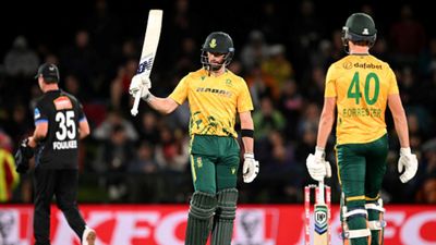 South Africa's lesser-known wicketkeeper slams 6 sixes in 33-ball 75, visitors beat New Zealand in decider by 33 runs Connor Esterhuizen
