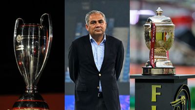 Fresh embarrassment for PSL as IPL 2026 lures away veteran commentator PSL trophy (L), PCB chief Mohsin Naqvi (R) and IPL trophy in this frame. (Getty)