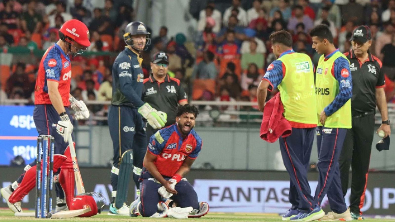 IPL 2026: Yuzvendra Chahal ends suspense on Shreyas Iyer's injury scare ahead of CSK clash Shreyas Iyer in pain (BCCI/X)