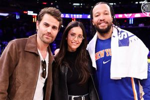 Watch: Vampire Diaries stars Nina Dobrev & Paul Wesley attend Knicks vs Bulls NBA clash SportsTak