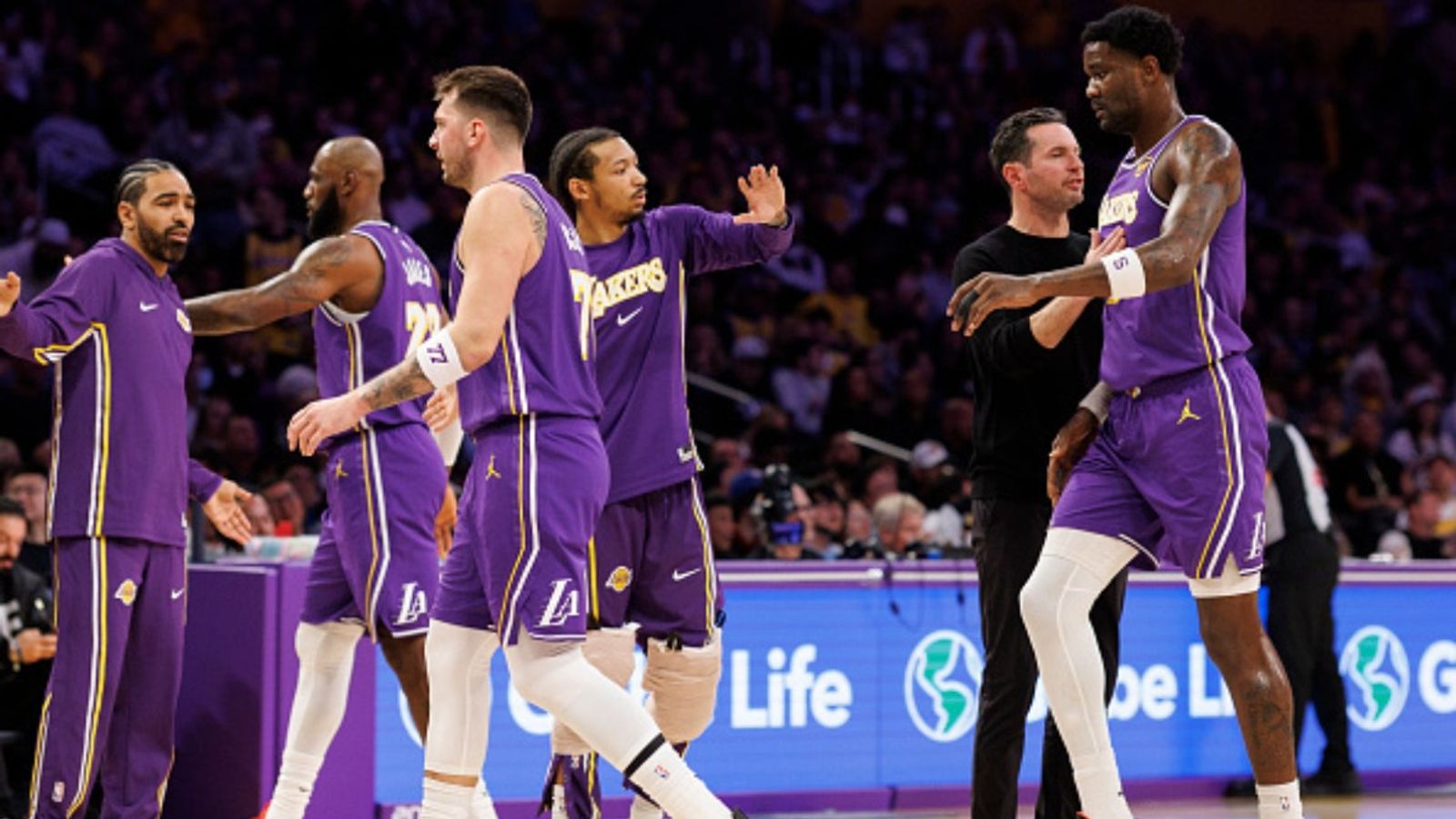 Lakers coach JJ Redick blasts Deandre Ayton's ball-handling struggles after blowout loss to Thunder Lakers team in the frame (Image via Getty)