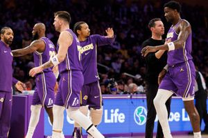 Lakers coach JJ Redick blasts Deandre Ayton's ball-handling struggles after blowout loss to Thunder SportsTak