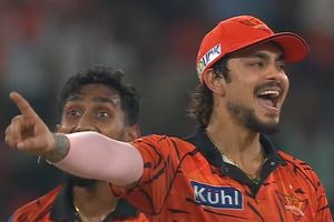 Ishan Kishan takes the un-Dhoni way, gives up wicketkeeping for SRH after miscommunication with bowlers SportsTak