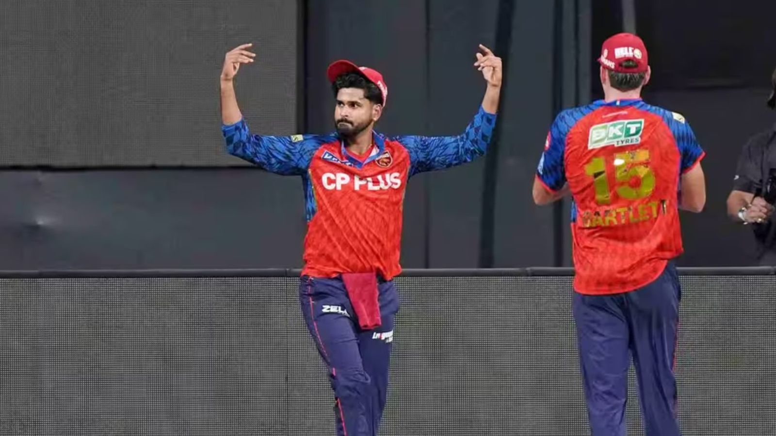 'My catch was the key...': Shreyas Iyer's take on stunning relay catch to dismiss Hardik Pandya goes viral Shreyas Iyer along with Xavier Bartlett (BCCI/IPL)