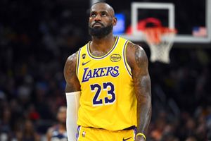 LeBron James achieves a piece of history during Lakers vs Rockets game SportsTak
