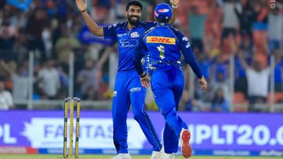 After win vs GT Jasprit Bumrah teases Mohammed Siraj with cheeky reply, says 'isko bolo...' SportsTak