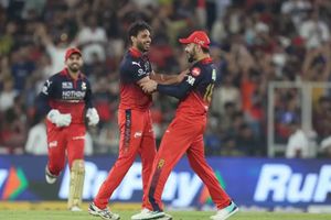 'It's a bit like watching Virat bat': RCB head coach likens Bhuvneshwar Kumar's impact to Kohli SportsTak