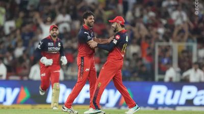 'It's a bit like watching Virat bat': RCB head coach likens Bhuvneshwar Kumar's impact to Kohli Bhuvneshwar Kumar, Virat Kohli