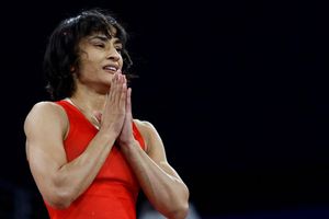 Vinesh Phogat arrives in Gonda amid WFI row, says she is eligible to compete SportsTak