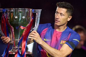 Lewandowski drops A BOMBSHELL on Barcelona future during title parade SportsTak