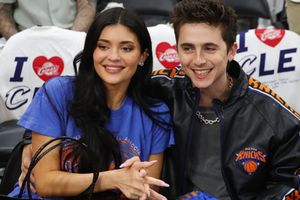 Watch: Kylie Jenner & boyfriend Timothée Chalamet courtside as Knicks aim first NBA Finals since 1999 vs Cavaliers SportsTak