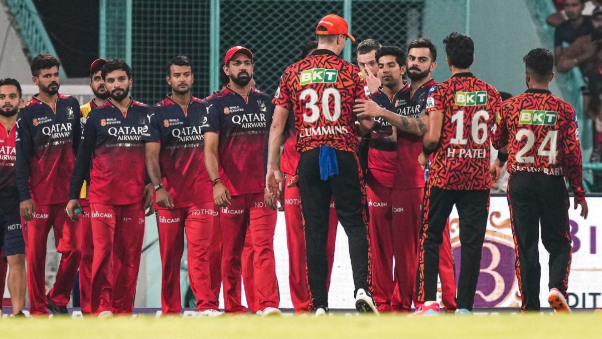 RCB and SRH players shake hands with each other in this frame. (X) RCB and SRH players shake hands with each other in this frame. (X)