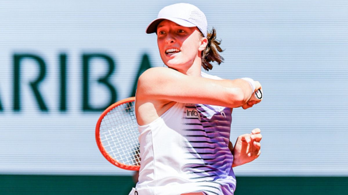 Iga Swiatek’s Roland Garros reign ends as four-time champion suffers fourth-round exit