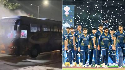 Gujarat Titans team bus breaks down due to short circuit after IPL 2026 final defeat, players evacuated Rashid Khan, Shubman Gill, Kagiso Rabada, Arshad Khan