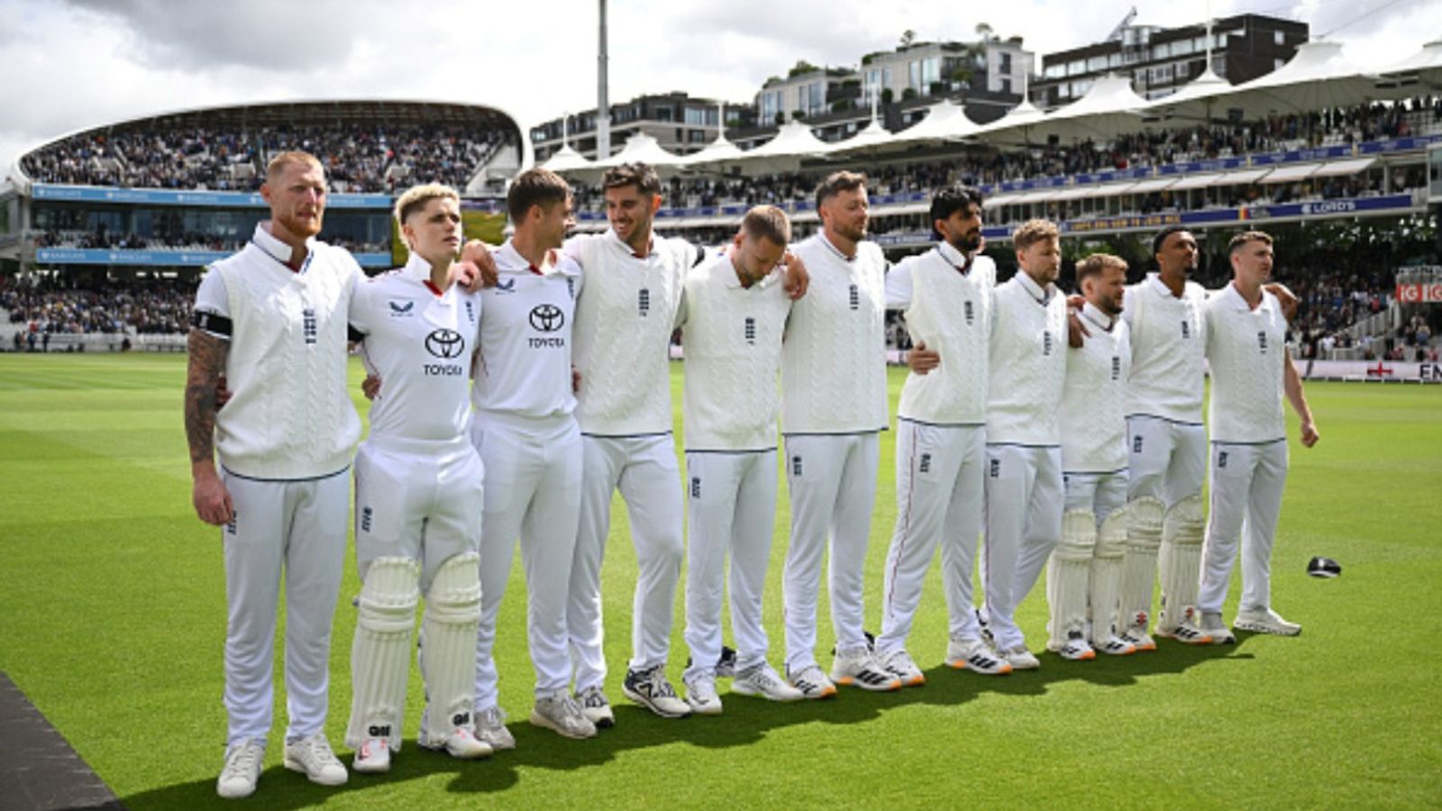 REVEALED: Why England players are wearing black armbands in 1st Test against New Zealand England Cricket team wearing black armbands during NZ test (Getty)