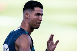 Watch: Fan loses it after Cristiano Ronaldo casually waves back during training SportsTak