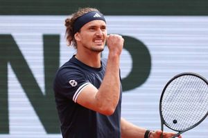 Watch: French Open final between Zverev and Cobolli draws passionate fan; a legendary football manager SportsTak