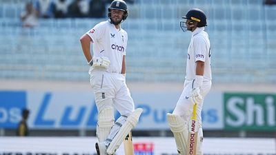 Huge blow to England, star player ruled out of second Test against New Zealand England's Ollie Robinson (L) interacts with teammate Joe Root in this frame. (Getty)