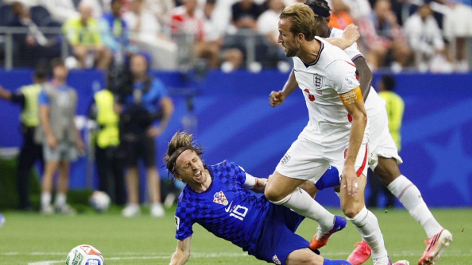 Harry Kane's historic outing helps England beat Croatia 4-2, repeat 1966 World Cup final scoreline England's Harry Kane (R) and Croatia's Luka Modric compete for the ball in the first half of a World Cup Group L football match at Dallas Stadium in Arlington, Texas, on June 17, 2026.