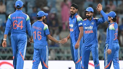 India star to be rested for third ODI against Afghanistan, Ryan ten Doeschate confirms India's ace pacer Arshdeep Singh (C) along with his teammates in this frame. (Getty)