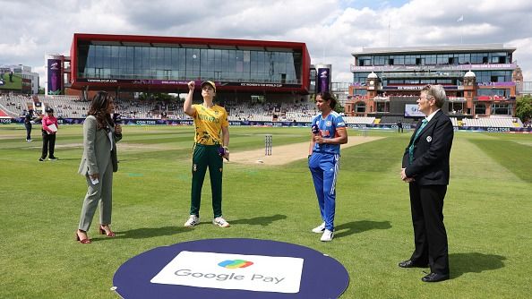 South Africa captain Laura Wolvaardt (2nd from L) flips the coin while India captain Harmanpreet Kaur (2nd from R) looks on in this frame. (Getty)