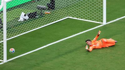 Uruguay goalkeeper Muslera subbed off at half-time as Spain lead in World Cup clash Uruguay goalkeeper Muslera subbed off at half-time as Spain lead in World Cup
