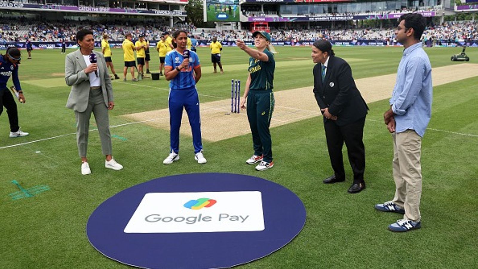 Women's T20 World Cup: India opt to bat vs Australia in must-win clash, make 1 big change in Playing XI Australia skipper Sophie Molineux (3rd from R) flips the coin as India captain Harmanpreet Kaur (2nd from L) takes the call in this frame. (Getty)
