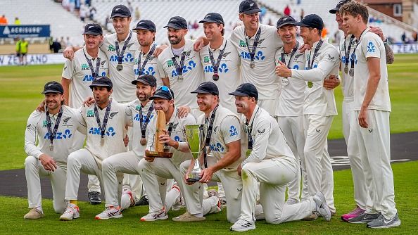 New Zealand captain Tom Latham along with his teammates lifts the trophy after winning Test series against England 2-1. (Getty)
