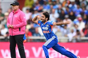 Ex-IND leggie blasts spin-bowling coach for Bishnoi's no-balls, intends to work with BCCI SportsTak