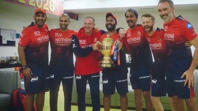Nasser Hussain backs RCB coach to replace Brendon McCullum after shock sacking Nasser Hussain backs RCB coach to replace Brendon McCullum after shock sacking