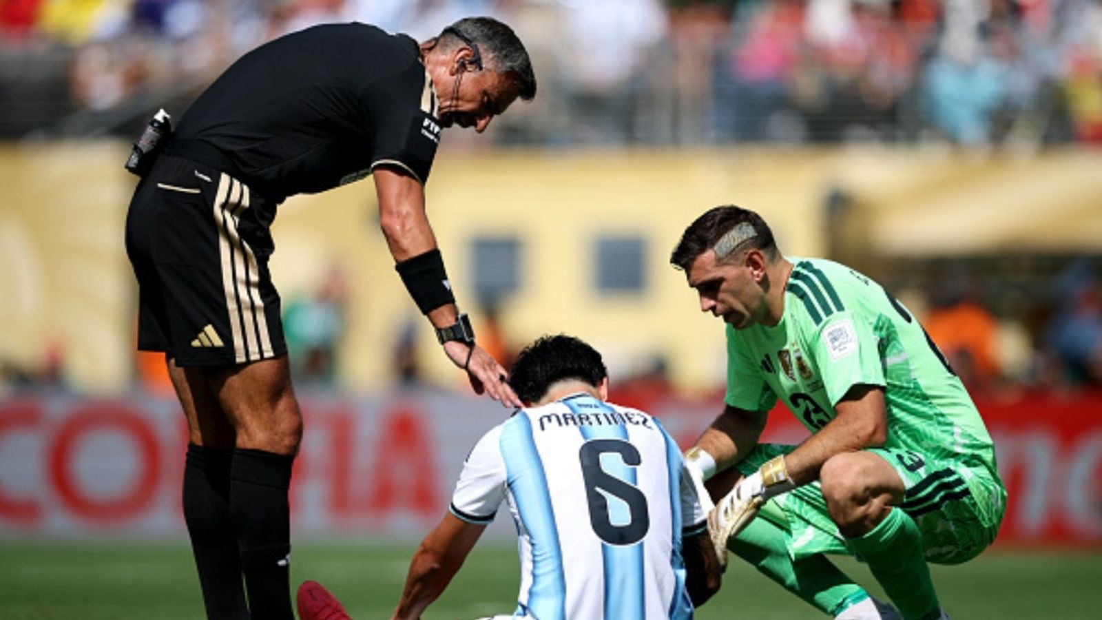 Lisandro Martinez forced off with apparent injury in Argentina vs Spain World Cup final clash Spain vs Argentina in the frame (Image via Getty)