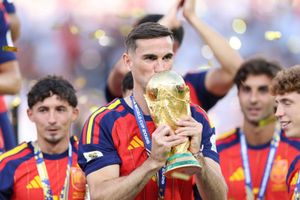 Watch: PSG welcomes World Cup winner Fabian Ruiz with Guard of Honour SportsTak