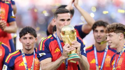 Watch: PSG welcomes World Cup winner Fabian Ruiz with Guard of Honour PSG welcomes World Cup winner Fabian Ruiz with Guard of Honour