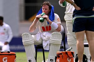 'Just hit the damn thing, stop being a princess': Spectator trolls Steve Smith for complaining about sight screen SportsTak