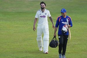 IND vs SL: Massive blow to India as KL Rahul walks off the field unbeaten at 77; Know why SportsTak
