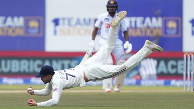Shubman Gill takes one-handed stunner while diving to make jaws drop & dismiss Kamindu Mendis; watch viral video Shubman Gill, Kamindu Mendis
