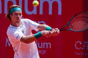 Watch: Tennis star Rublev dunks himself into ice cooler to escape sweltering conditions in Cincinnati SportsTak