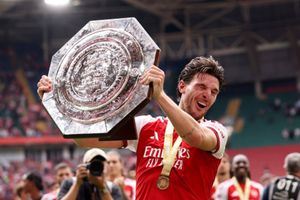 Watch: Arsenal star Declan Rice left red-faced in hilarious Community Shield trophy mishap vs Man City SportsTak