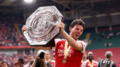 Watch: Arsenal star Declan Rice left red-faced in hilarious Community Shield trophy mishap vs Man City Arsenal star Rice left red-faced in hilarious Community Shield trophy mishap