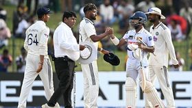 Sri Lanka's Sonal Dinusha (2R) shakes hands with India's Mohammed Siraj (C) after second Test ended in a draw. (Getty) Sri Lanka's Sonal Dinusha (2R) shakes hands with India's Mohammed Siraj (C) after second Test ended in a draw. (Getty)