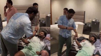 Watch: MS Dhoni’s viral 'Hookah pee ke aa raha hoon' comment to Rishabh Pant breaks the internet MS Dhoni’s viral 'Hookah pee ke aa raha hoon' comment to Rishabh Pant breaks the internet. (Screenshot)
