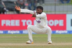 Manav Suthar's 7-wicket haul helps Warwickshire crush Hampshire by an innings and 129 runs to remain title hopefuls SportsTak