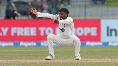 Manav Suthar's 7-wicket haul helps Warwickshire crush Hampshire by an innings and 129 runs to remain title hopefuls Warwickshire's star spinner Manav Suthar in this frame. (X)
