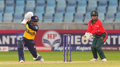 Harshitha rescues Sri Lanka from 44/5 in run chase, defending champions beat Bangladesh by 4 wickets to reach semifinals unbeaten Harshitha Samarawickrama