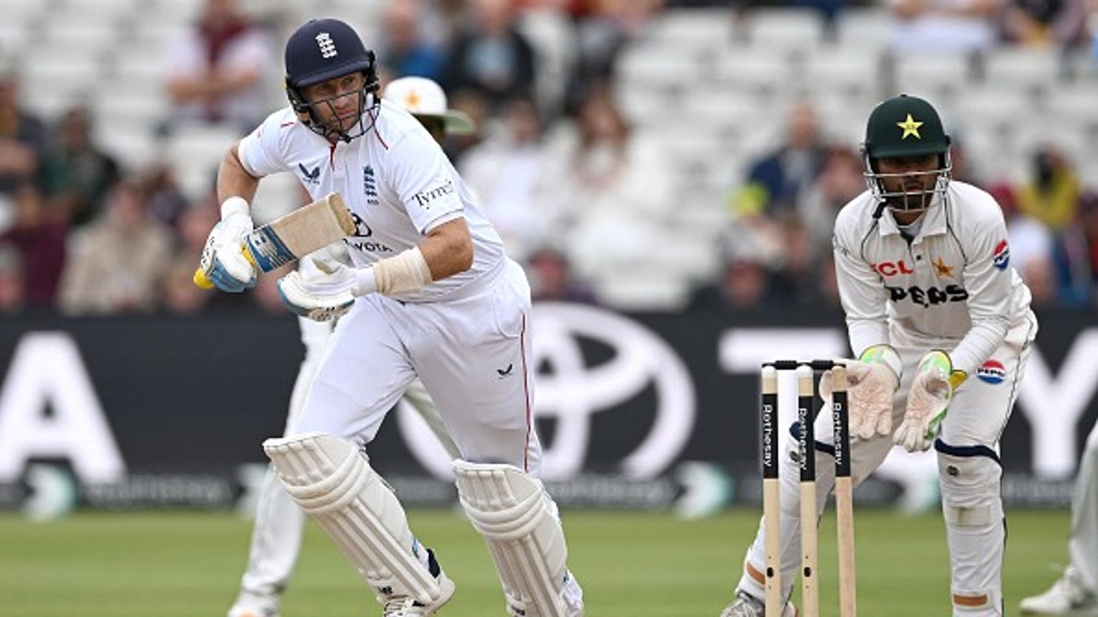 ENG vs PAK: Root's England complete 3-0 series sweep with 8-wicket drubbing of Pakistan in 3rd Test England captain Joe Root (L) in this frame. (Getty)