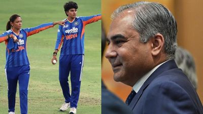 Watch: Fans chant ‘Trophy Chor’ at Mohsin Naqvi as India women skip Asia Cup trophy presentation; video viral Watch: Fans chant ‘Trophy Chor’ to Mohsin Naqvi as India women skip Asia Cup trophy presentation; video viral