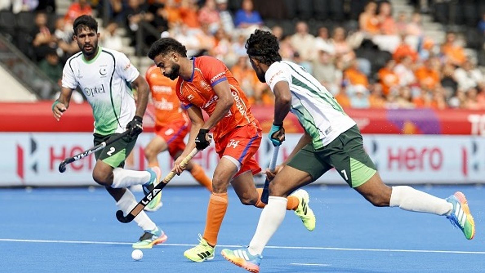 Hockey Drama: Pakistan refuse India travel for Asian Champions Trophy, demands neutral venue India's Sukhjeet Singh (C) and Pakistan's Moin Shakeel (R) fight for the ball in this frame. (Getty)